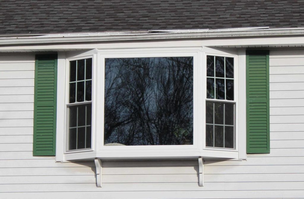 Bay window with main picture window